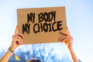 Жена държи надпис "My body, my choice"